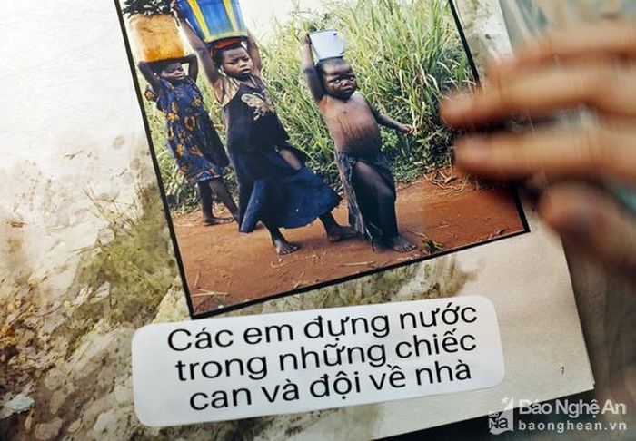 Câu chuyện “Hiệp sĩ nước sạch” cho cô bé biết nhiều hơn về nguồn tài nguyên quý giá này. Ảnh: P.V