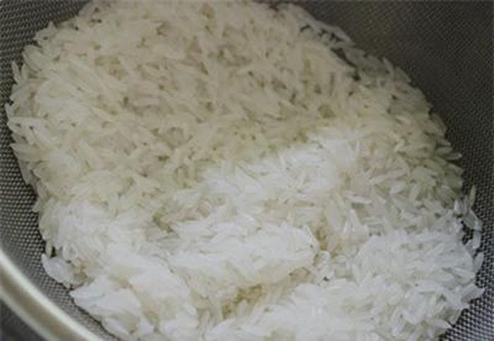 Gạo tẻ và gạo nếp đãi sạch, để lên rổ cho ráo nước.