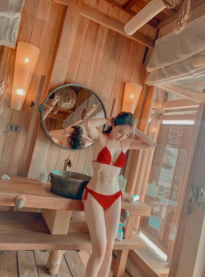 Từ vòng eo đến múi bụng của người đẹp 8X chỉ có ngày càng săn chắc và chuẩn hơn sau nhiều tháng liền. 