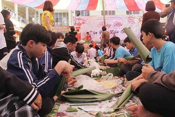 Học sinh tham gia hoạt động gói bánh chưng.