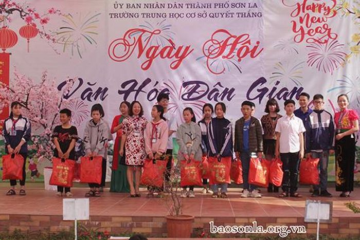 Ban Giám hiệu Trường THCS Quyết Thắng (Thành phố) tặng quà cho học sinh có hoàn cảnh khó khăn.