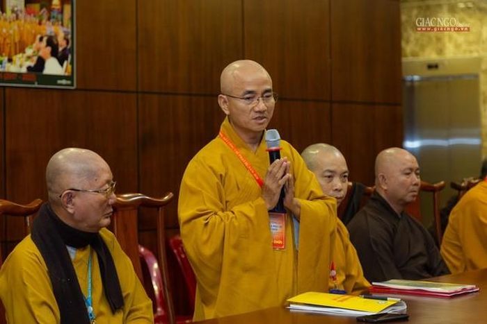 Thượng tọa Thích Thiện Quý đóng góp ý kiến tại buổi họp - Ảnh: Anh Quốc