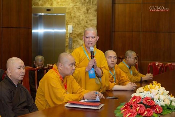 Đại diện Ban Trị sự Phật giáo quận 9 phát biểu ý kiến tại buổi họp - Ảnh: Anh Quốc