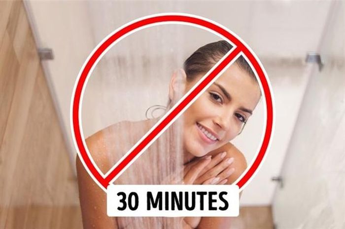 Đi tắm: Khi tắm, nhiệt độ cơ thể sẽ tăng lên, máu sẽ lưu thông đến da nhiều hơn, việc này gây gián đoạn quy trình tiêu hóa và làm chậm quá trình trao đổi chất. Thời gian tốt nhất để tắm sau khi ăn đó là 30 phút kể từ khi kết thúc bữa ăn.