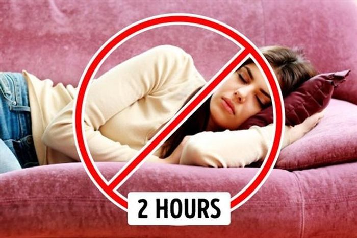 Ngủ: Ngoài gây tăng cân, ngủ ngay sau bữa ăn sẽ làm tăng nguy cơ bị ợ chua, ợ hơi và nồng độ axit trong dạ dày cao. Thậm chí, thường xuyên ngủ ngay sau khi ăn bữa trưa và bữa tối sẽ tăng nguy cơ bị đột quỵ. Để phòng ngừa, bạn nên ngủ sau khi ăn ít nhất 2 giờ.