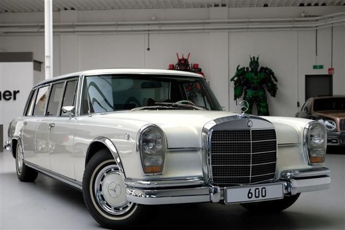 Phiên bản LWB đã được đặt tên một cách khéo léo “Pullman” và trở nên rất phổ biến với những khách hàng là người nổi tiếng.