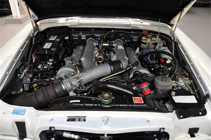 Động cơ xe được giữ nguyên bản, động cơ là loại M100 V8 6.3 L kết hợp với hộp số tự động 4 cấp. 