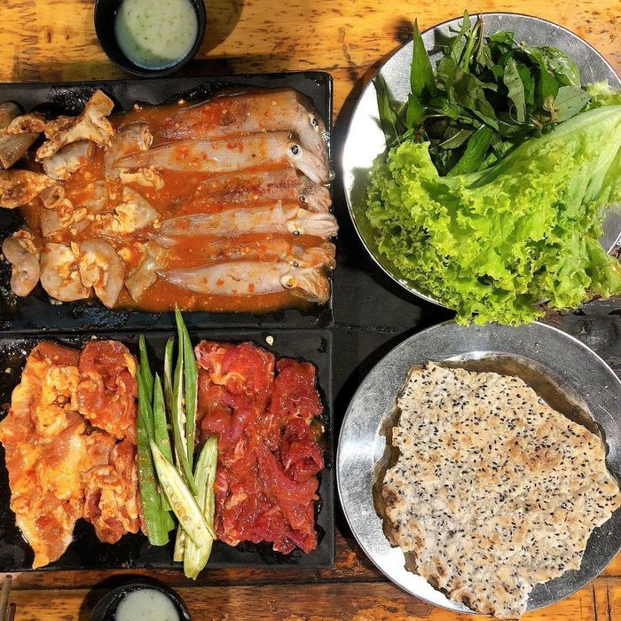 Chu Nướng có thực đơn các món khá đa dạng, giá cả phải chăng. Ảnh: Ruahaman, Gogofindfood, Teeliciious.