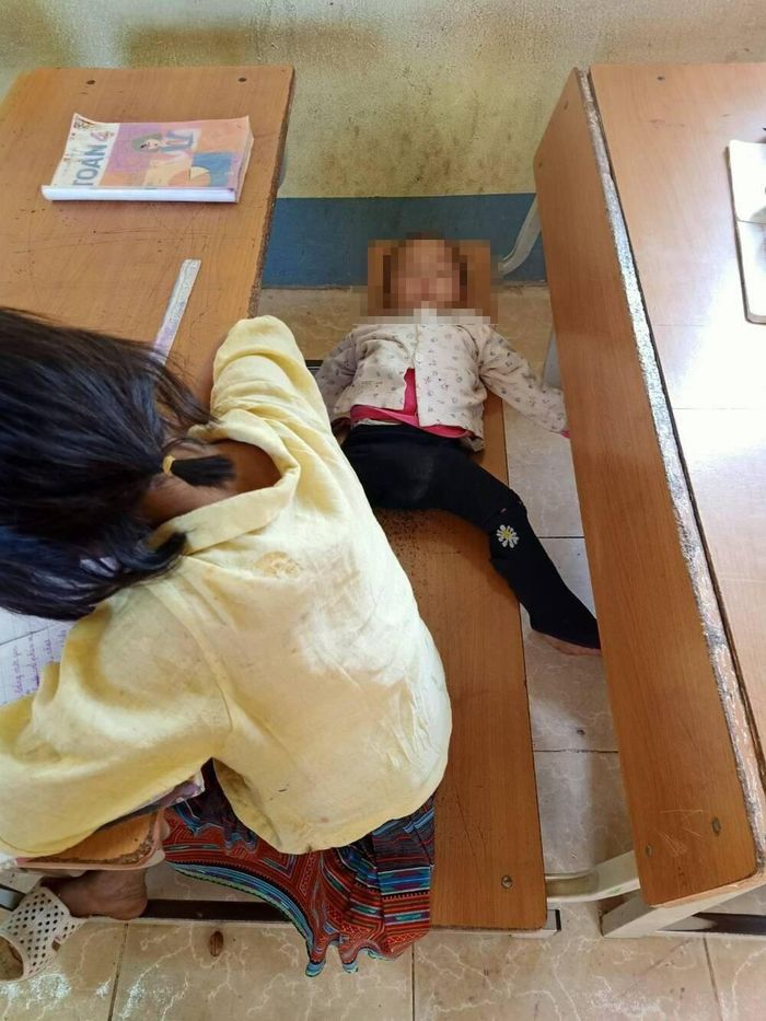 Rồi ngủ say trên ghế, cạnh chị đang học bài. 