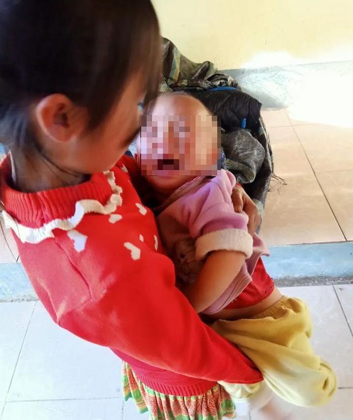 Em bé khóc ngặt nghẽo vì đói, chị phải bế dỗ dành.