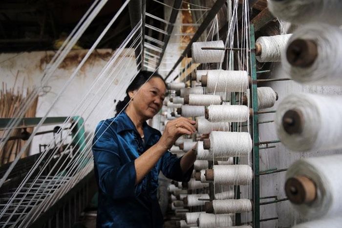 Nghề làm mành cọ tại Tiêu Sơn hiện có sự tham gia của một số loại máy móc