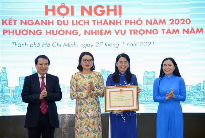Đại diện Bộ Văn hóa, Thể thao và Du lịch trao Bằng khen cho Sở Du lịch Thành phố Hồ Chí Minh về thành tích tốt trong xây dựng và tổ chức hoạt động văn hóa, gia đình, thể thao và du lịch năm 2020.