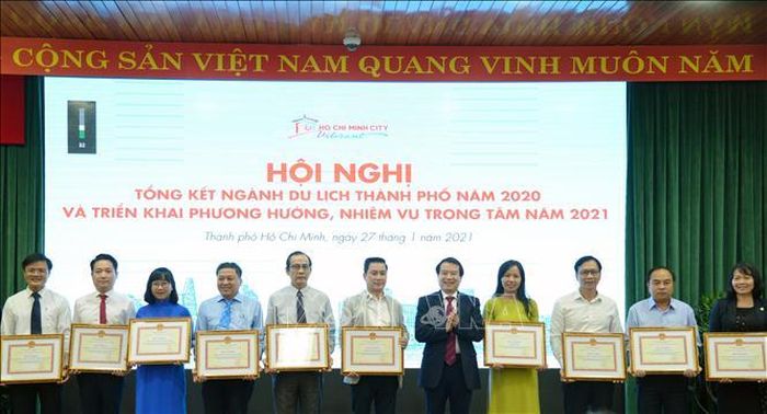 Đại diện Bộ Văn hóa, Thể thao và Du lịch trao Bằng khen cho các tập thể, cá nhân về thành tích xuất sắc trong hoạt động du lịch trên địa bàn Thành phố Hồ Chí Minh.
