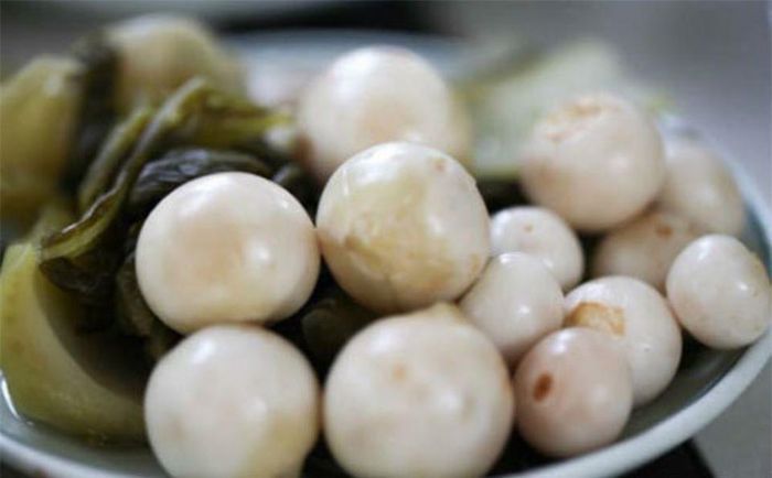 Nên bỏ cà muối đúng lúc khi chúng có biểu hiện hư.