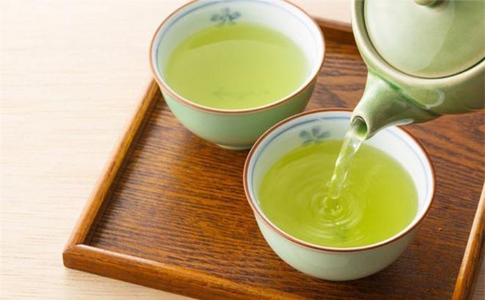 Trà xanh có đặc tính mạnh giúp giảm cholesterol xấu và chất béo trung tính trong cơ thể.
