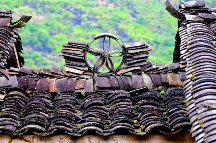 Nếu để ý, bạn sẽ thấy trên các mái nhà lợp ngói âm dương của người H'Mông tại Hà Giang thường xuất hiện biểu tượng hoa hồi. Tuy nhiên, khi được hỏi, quản gia của nhà cổ Chúng Pủa nói những bông hoa không thực sự mang nhiều ý nghĩa tâm linh. Chúng chỉ là nguyên liệu đặc trưng trong món thắng cố.