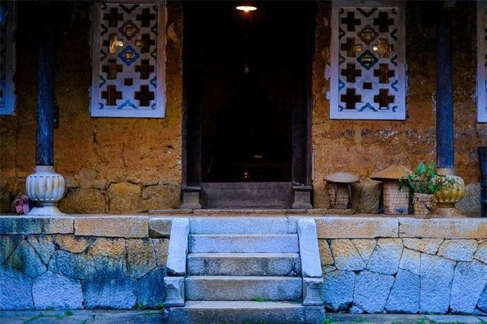 Tôi được nghe khi xưa, chủ nhà thường chọn loại đất với độ kết dính tốt nhất. Họ lọc sạch rác, rễ cây ra. Người thợ sử dụng khuôn gỗ dài khoảng 1,5 m và rộng 50 cm rồi đắp từng lớp đất đã làm sạch vào khuôn. Họ dùng một cây để gõ, vỗ liên tục nhằm nén từng lớp đất xuống. Sau thời gian, từ lớp này qua lớp khác, những bức tường thẳng tắp, kiên cố sẽ được tạo ra. Cách xây dựng này giúp nhà mát vào mùa hè và ấm khi đông sang.