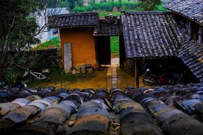 Loại gỗ chính được sử dụng trong nhà là sa mộc và pơ mu nên theo thời gian, màu sắc lại càng đẹp hơn. Khi bước trên sàn gỗ, những tiếng cót két lại vang lên. Tuy nhiên, tôi không nghĩ điều này sẽ vui nếu nghe vào buổi tối.
