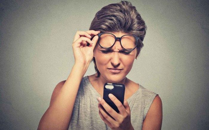 Nheo mắt là triệu chứng của cận thị xảy ra trong vô thức. (Ảnh Internet).