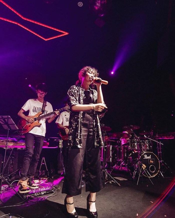 Không những có hướng đi khác biệt nhau trong âm nhạc, hai mẹ con Diva Mỹ Linh dù thân thiết vẫn chọn con đường thời trang khác nhau. Diva Mỹ Linh đình đám với những bản nhạc nhẹ nhàng, sâu lắng với trang phục đằm thắm còn Mỹ Anh lại mê mẩn dòng nhạc pop phóng khoáng, thời trang pha bụi bặm đường phố.