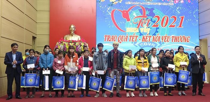 Trao quà cho CNLĐ có hoàn cảnh khó khăn ở huyện Cẩm Khê