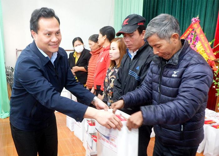 Đại diện lãnh đạo Ngân hàng BIDV Chi nhánh Hùng Vương trao quà cho các hộ nghèo huyện Thanh Ba