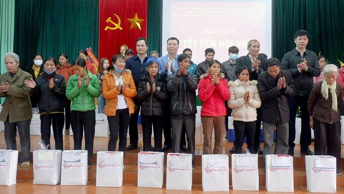 Lãnh đạo Báo Phú Thọ cùng các đơn vị tài trợ trao quà cho nhân dân 3 xã: Đại An, Quảng Yên và Đông Lĩnh, huyện Thanh Ba 