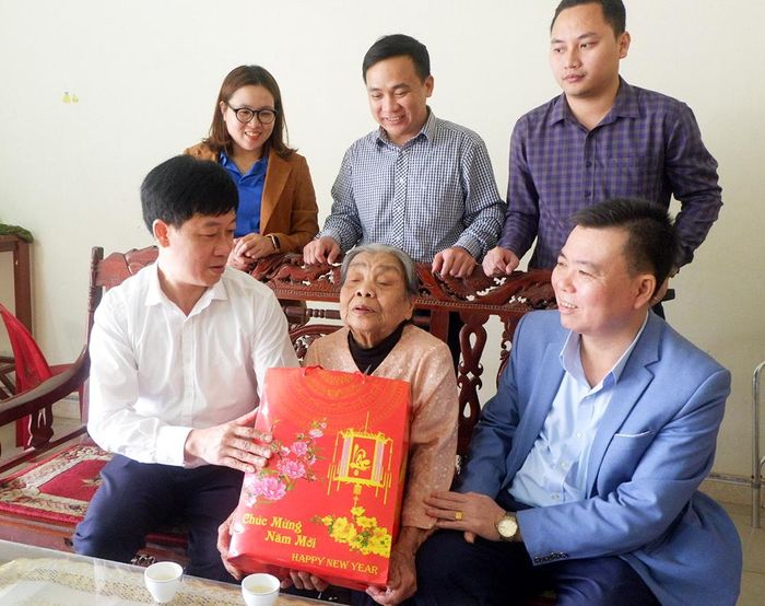 Lãnh đạo Báo Phú Thọ thăm, chúc tết, tặng quà Mẹ Việt Nam Anh hùng Đỗ Thị Ngân (xã Hanh Cù, huyện Thanh Ba)