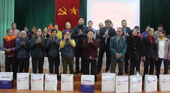 Anh Lê Mạnh Cường (huyện Thanh Thủy), anh Phùng Thanh Xuân (huyện Thanh Ba), đại diện Công ty TNHH Tự Lập trao quà cho các hộ dân có hoàn cảnh khó khăn