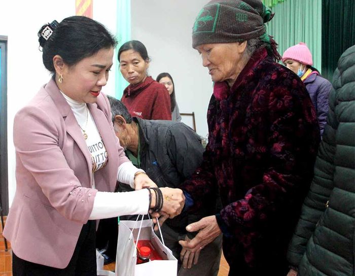 Đại diện lãnh đạo Công ty TNHH Bảo Tiến (Đoan Hùng) trao quà cho các hộ nghèo