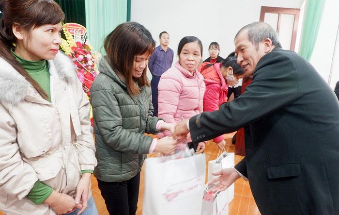 Đại diện lãnh đạo Cảng Việt Trì trao quà cho các hộ nghèo