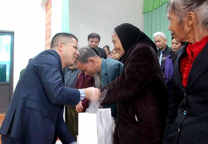 Anh Phùng Thanh Xuân (huyện Thanh Ba) trao 100 suất quà cho các hộ dân có hoàn cảnh khó khăn