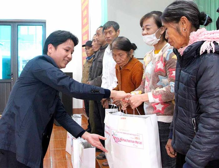 Anh Lê Mạnh Cường (huyện Thanh Thủy) tặng 30 suất quà cho các hộ dân có hoàn cảnh khó khăn