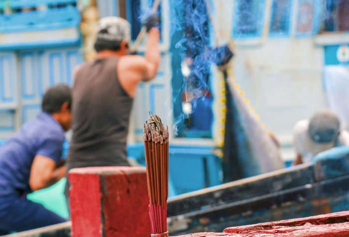  "Tưởng năm nay làm ăn thất bát do dịch bệnh, bão lũ nhưng trời thương nên trúng chuyến cá ngừ cuối năm. Mình có lãi nên bạn thuyền cũng dư dả tiền mua sắm Tết. Thắp nén nhang tạ ơn trời đất rồi lại chuẩn bị ra khơi cho kịp chuyến đầu năm mới", ông Thương, chủ tàu cá KH 95259 TS, nói. 