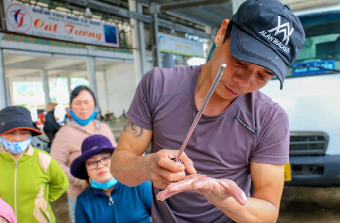  Cá ngừ sau khi cập cảng sẽ được các thương lái kiểm tra chất lượng bằng cách dùng chỉa chọc vào thân để xem độ tươi của thịt. "Dịp cuối năm cũng là lúc cá ngừ cho chất lượng thịt tốt nhất", anh Phan Như Thương, một thương lái, cho hay. 