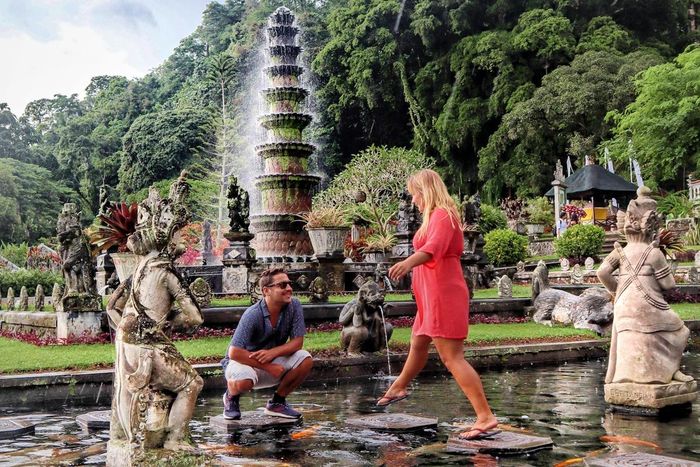  Đảo Bali được giới thiệu như "địa điểm du lịch sang trọng, thanh bình với chi phí thấp". Ảnh: Nothing Familiar. 