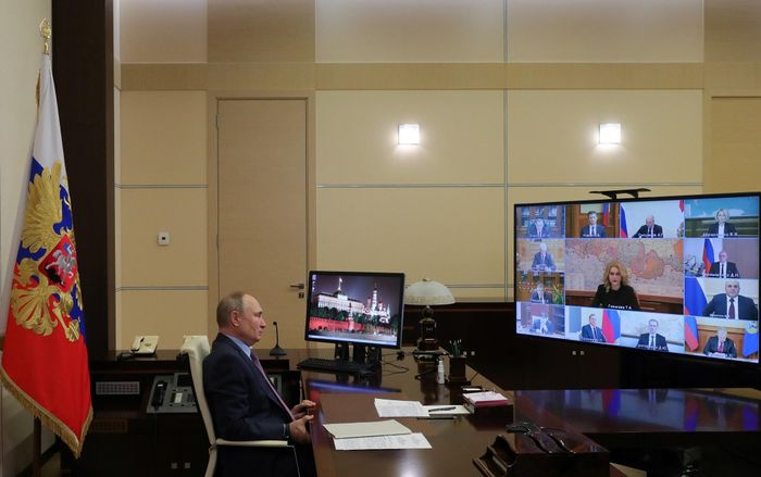 Ông Putin dự cuộc họp chính phủ ngày 28/1. Ảnh: Reuters.