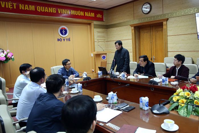 Phó Thủ tướng Vũ Đức Đam chủ trì cuộc họp tối muộn, ngày 27/1. Ảnh: VGP/Đình Nam