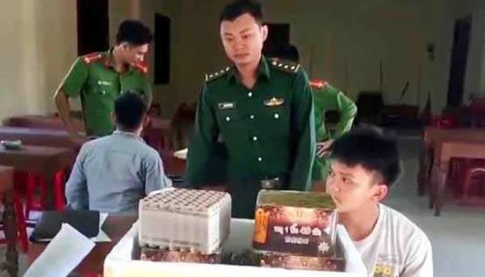 Lực lượng chức năng lập biên bản vi phạm đối với các đối tượng.