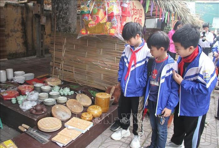 Học sinh tham quan các gian hàng tại "Không gian chợ Tết xưa". Ảnh: Thùy Dung/TTXVN