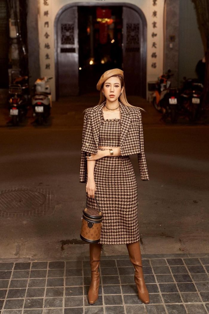 Fashion Influencer Vân Nhi khí chất quý phái thời thượng với set đầm & áo khoác ngoài từ chất liệu dạ tweed cổ điển, họa tiết Houndstooth sành điệu – Một sản phẩm thiết kế từ thương hiệu KANEL. Ảnh: Facebook nhân vật