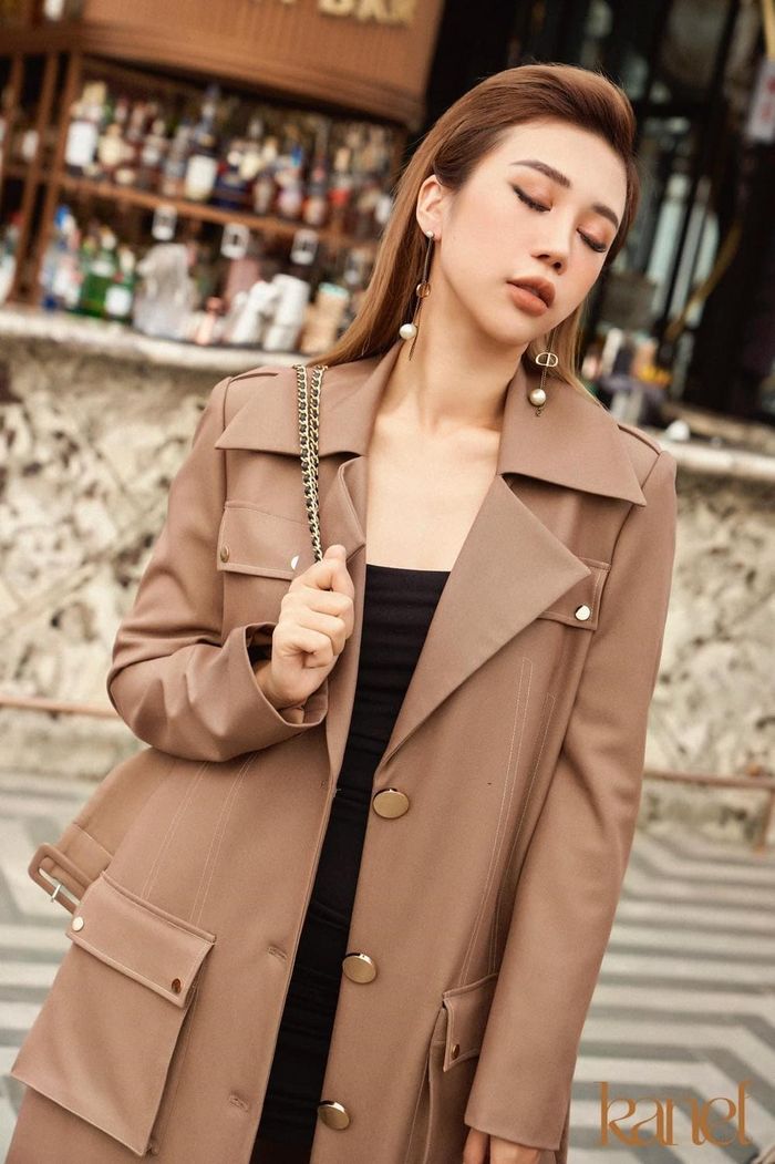 Vẻ đẹp vượt thời gian của Trench coat nổi bật hơn nhờ đường may tinh xảo của thương hiệu KANEL và thần thái thanh lịch của Fashion Influencer Vân Nhi. Ảnh: Facebook nhân vật