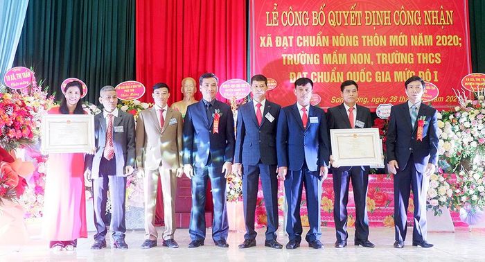 Các đồng chí lãnh đạo huyện Thanh Ba thừa ủy quyền trao bằng công nhận đạt chuẩn Quốc gia mức độ I cho trường mầm non và trường THCS Sơn Cương