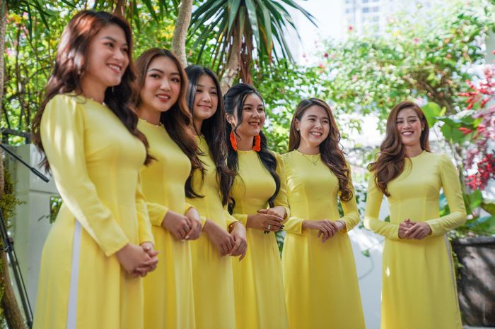  Dàn phù dâu quy tụ nhiều cái tên nổi tiếng gây chú ý tại hôn lễ của Phan Thành - Primmy Trương. Trong đó, Hoa hậu Hoàn vũ 2019 Nguyễn Trần Khánh Vân, diễn viên Ngọc Thanh Tâm, beauty blogger Chloe Nguyễn đều là bạn bè thân thiết của cô dâu. 