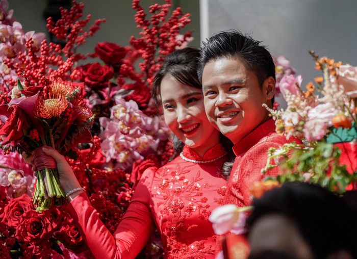  Cô dâu, chú rể diện áo dài đỏ nổi bật và rạng rỡ trong ngày trọng đại. Trước đó, cả hai đều khá kín tiếng về đám cưới. Trên trang cá nhân, đôi trẻ chỉ đăng tải một số bức ảnh trong bộ hình cưới được chụp tại Đà Lạt và luôn giữ kín ngày giờ, địa điểm tổ chức hôn lễ. 