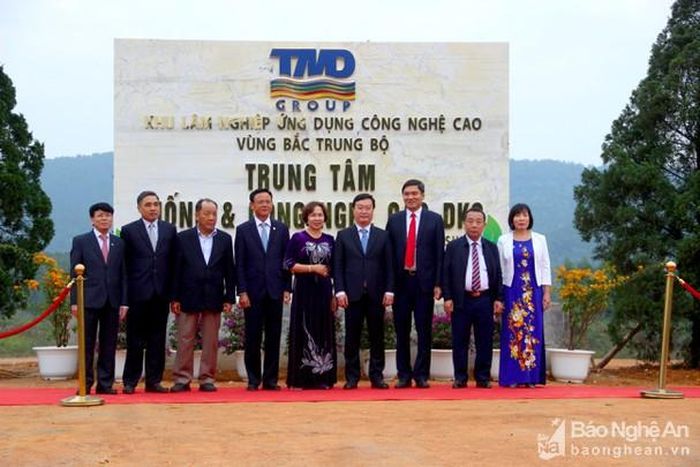 Lãnh đạo Bộ NN&amp;PTNT và lãnh đạo tỉnh thực hiện lễ gắn biển Trung tâm Giống và Công nghệ cao DKC. Ảnh tư liệu: Quang An