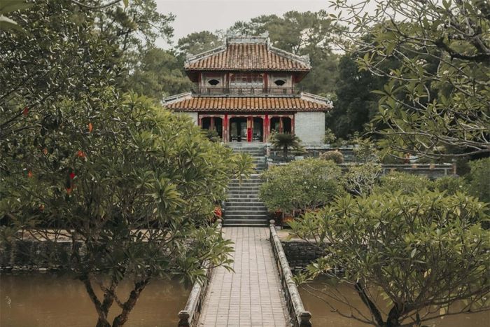 Lăng Minh Mạng, còn gọi là Hiếu lăng, do vua Thiệu Trị cho xây dựng từ năm 1840-1843 để chôn cất vua cha Minh Mạng. Lăng nằm trên núi Cẩm Khê, gần ngã ba Bằng Lãng. Đây là nơi hội lưu của hai dòng Hữu Trạch và Tả Trạch hợp thành sông Hương, cách cố đô Huế 12 km.