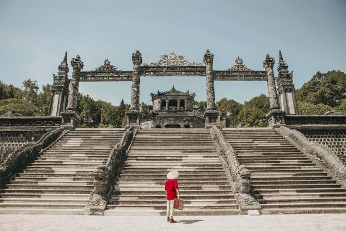 Sau khi vua Tự Đức mất, lăng được đổi tên thành Khiêm Lăng. Công trình có kiến trúc cầu kỳ, phong cảnh sơn thủy hữu tình và là một trong những lăng tẩm đẹp nhất của vua chúa nhà Nguyễn.