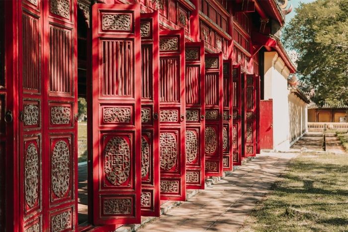 Khối lượng đất đá xây dựng được ước tính hàng triệu mét khối. Trải qua bao thăng trầm và biến cố, công trình kiến trúc Đại Nội Kinh thành Huế vẫn còn vẹn nguyên và trở thành điểm du lịch hút khách hàng đầu của miền đất cố đô.