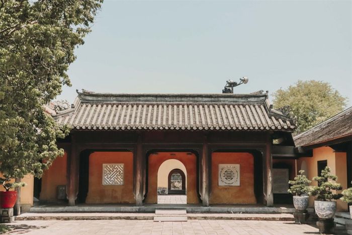 Nằm bên dòng sông Hương, nơi đây là một trong số các di tích thuộc cụm Quần thể di tích Cố đô Huế, được UNESCO công nhận Di sản Văn hóa Thế giới. Tới đây, bạn sẽ tìm thấy nhiều dấu ấn đặc sắc của triều đình nhà Nguyễn từ hàng trăm năm trước.